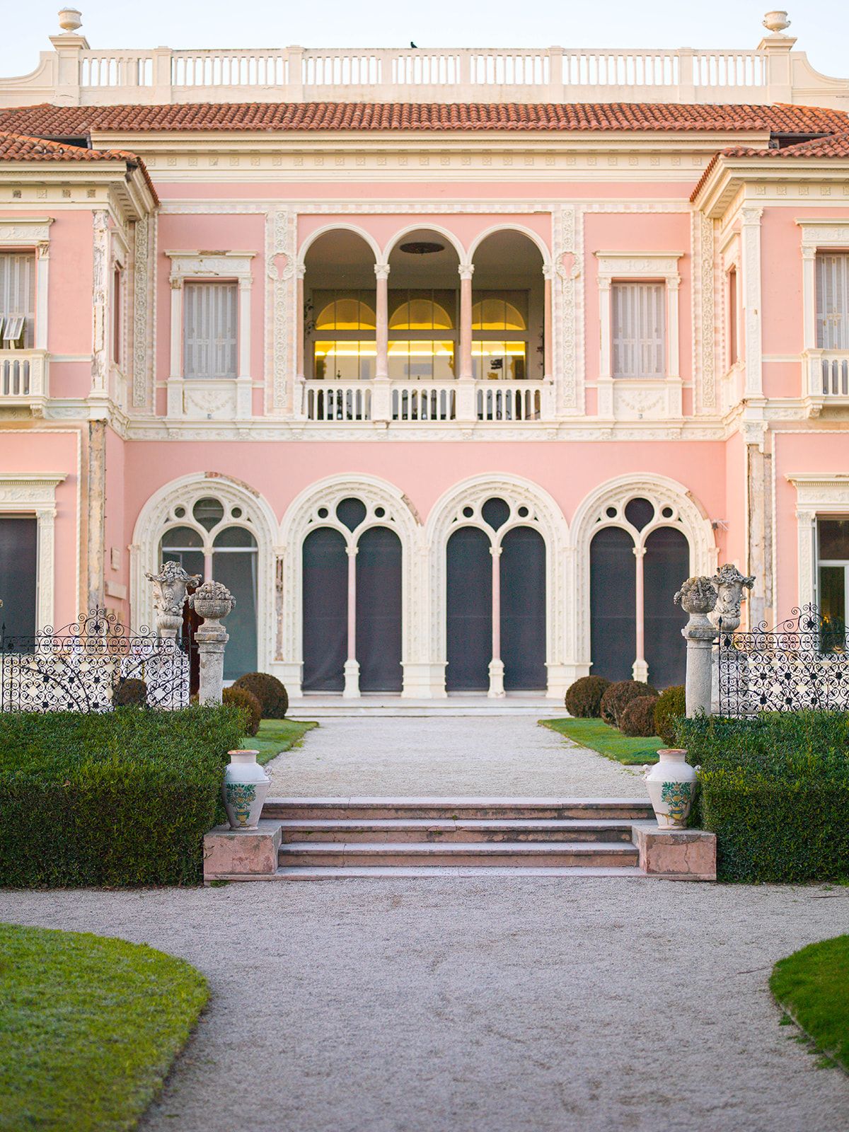 Façade rose, arches vénitiennes et détails de pierre blanche de la Villa Ephrussi