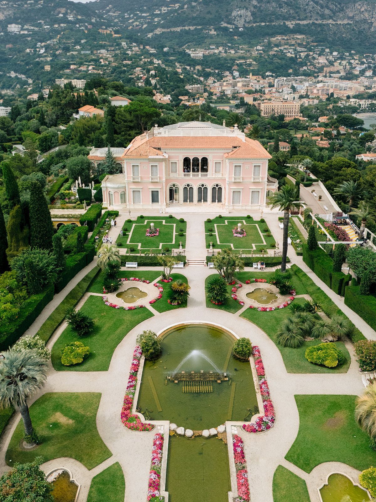 Vue aérienne du jardin à la française, des fontaines et de la Villa Ephrussi