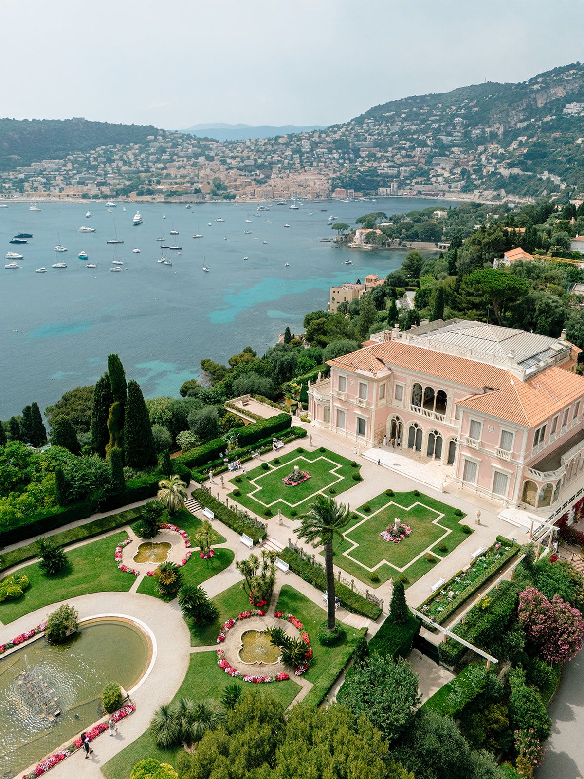 Vue aérienne de la Villa Ephrussi dominant la baie à Saint-Jean-Cap-Ferrat