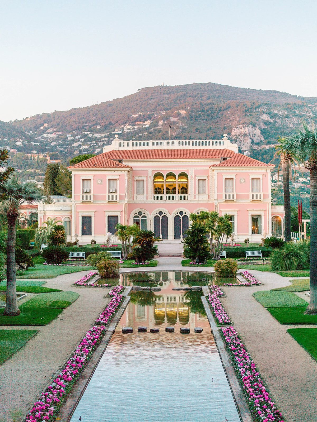 Vue large sur le jardin à la française, les bassins et la villa rose