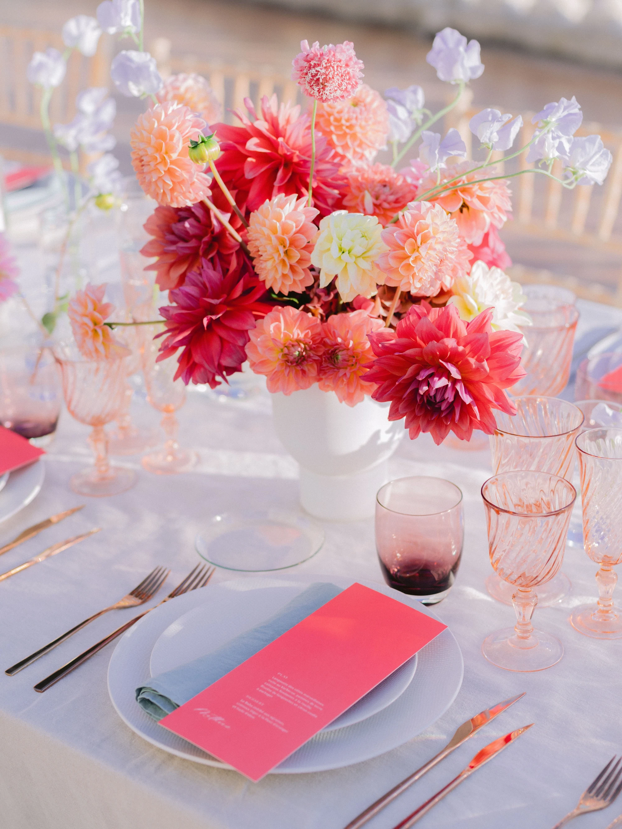Décoration florale d’une table de mariage au Domaine de Canaille à Cassis
